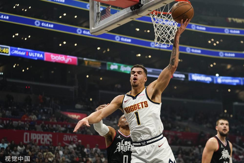 她的一举一 她的一举一